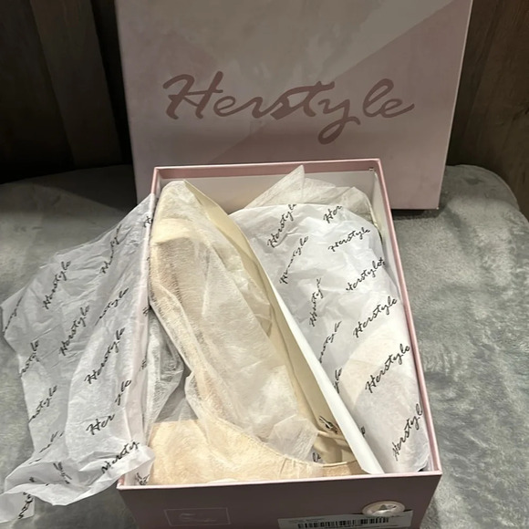 HERSTYLE Nude‎ Sunday Pump NIB - Picture 5 of 10
